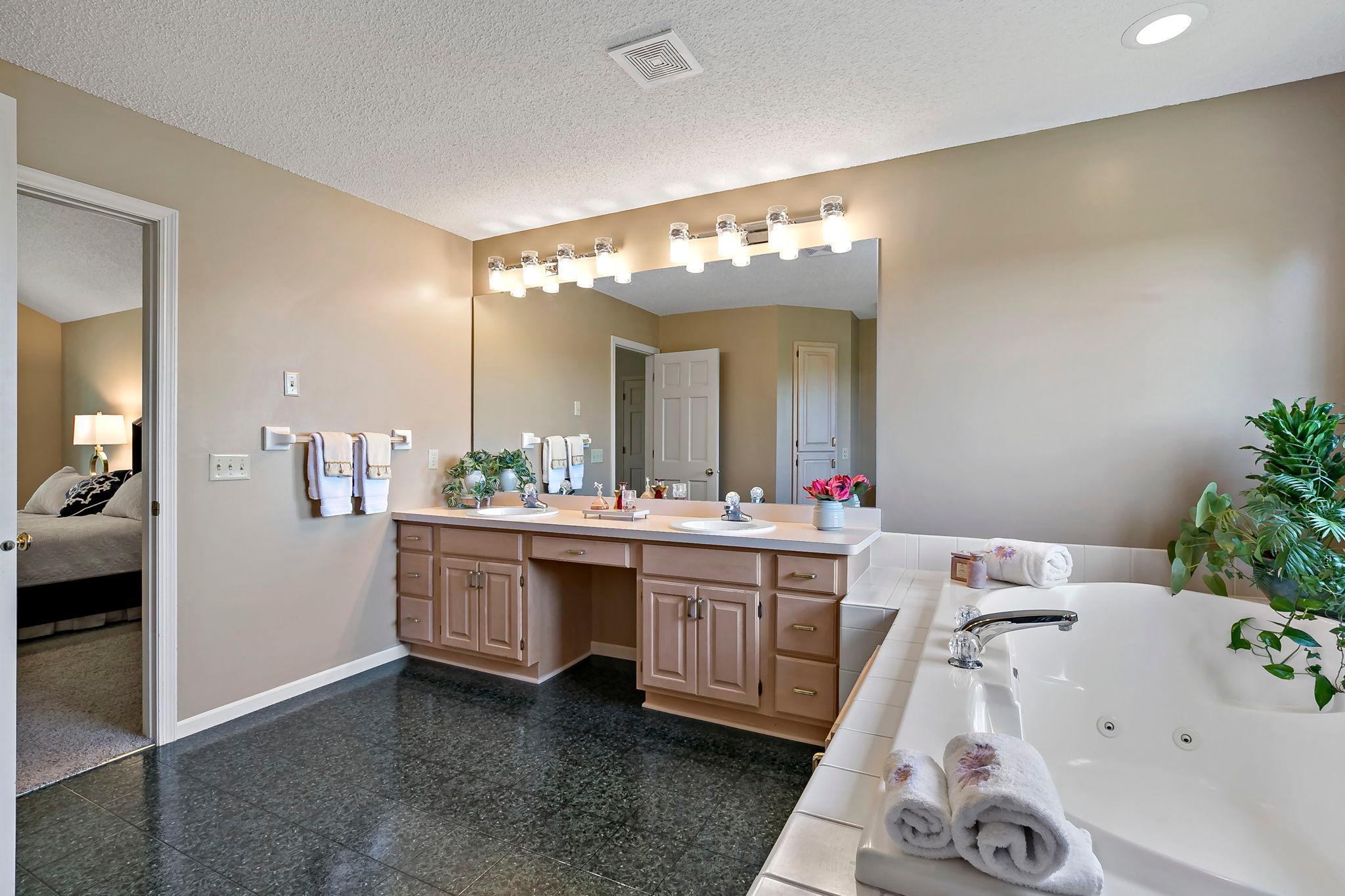 40-web-or-mls-8923 Highland Bay, Woodbury, MN_0043.jpg