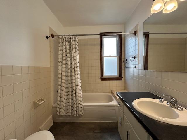 712 6th Main Bath MLS 2.JPG