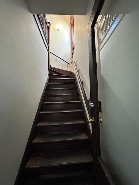 712 6th Stairs up from porch MLS.JPG