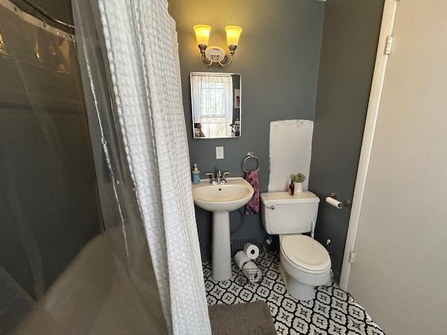 712 6th Upper Bath 2 MLS.JPG