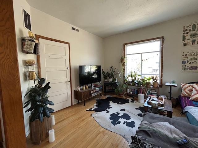 712 6th Upper LR MLS 2.JPG