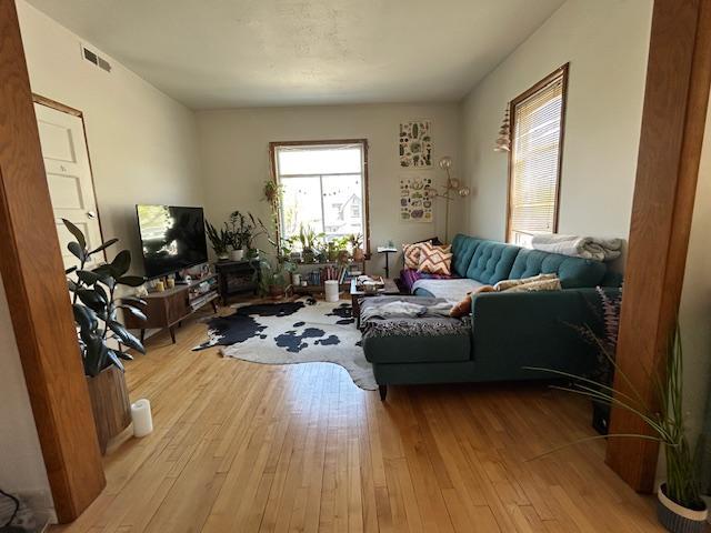 712 6th Upper LR MLS.JPG