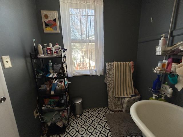 712 6th Upper Lvl Bath.JPG