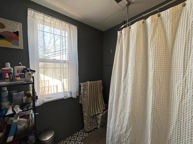 712 6th Upper Bath MLS.JPG