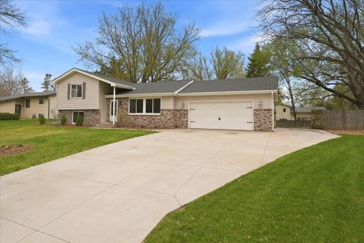 Welcome to 6560 49th St N, located on a quiet cul-de-sac and ready for you to move in!