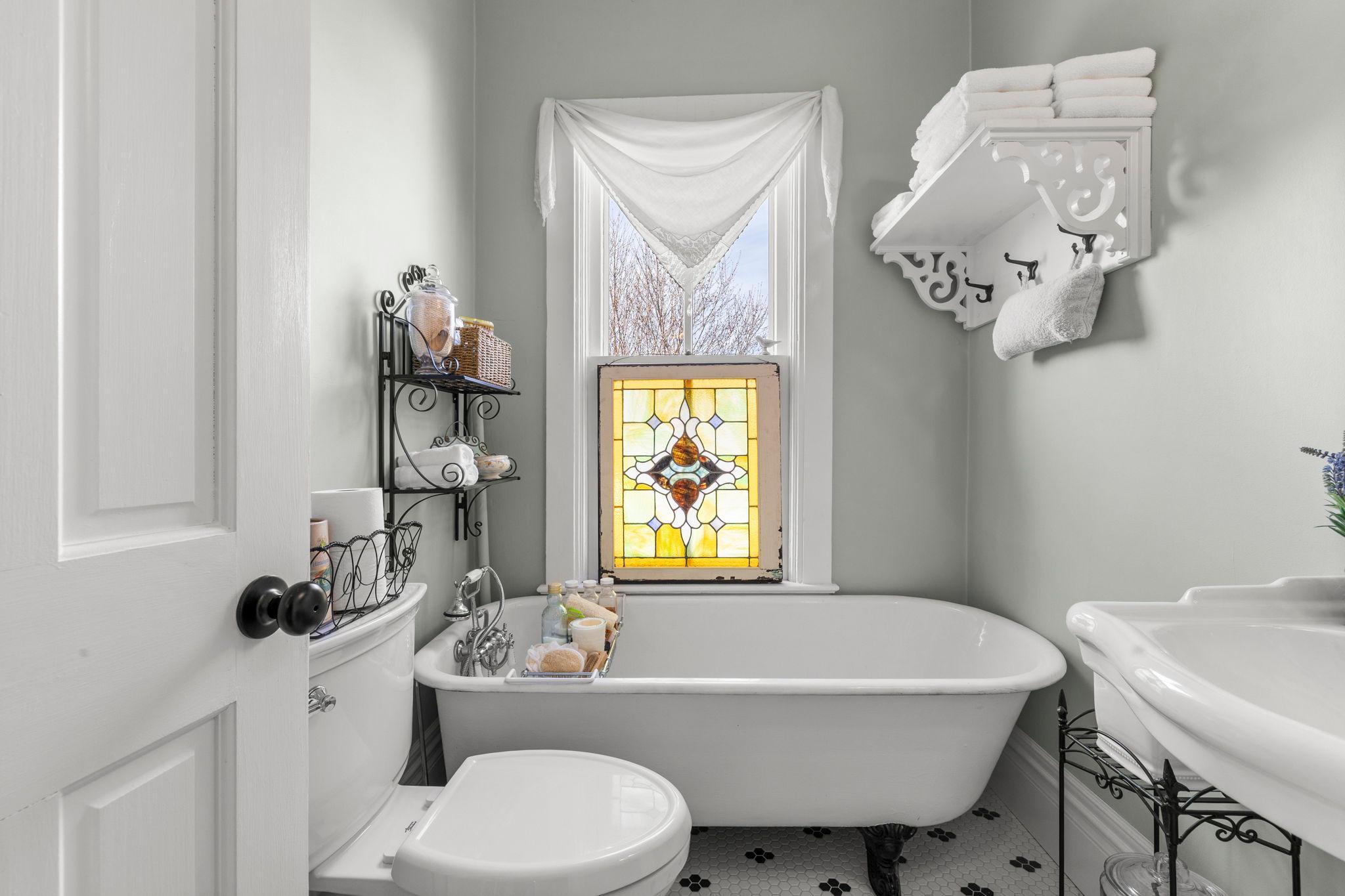 109-web-or-mls-620 Pine St W-540.jpg