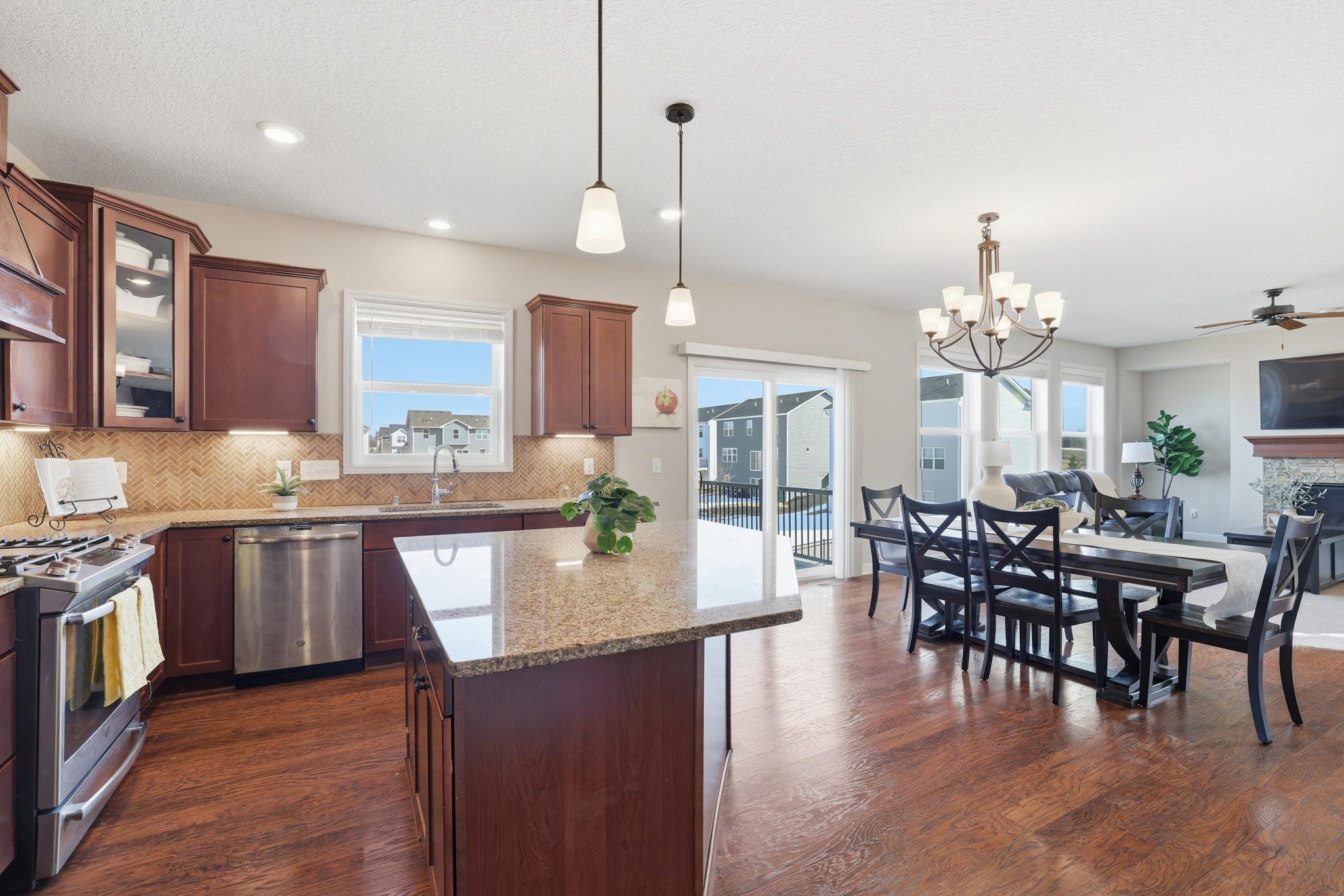 Big center island & quartz countertops