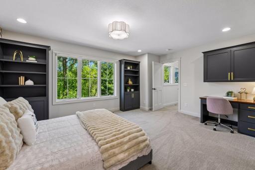 6671 Amberwood Lane, Chanhassen, MN 55317
