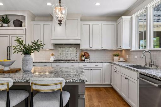 6671 Amberwood Lane, Chanhassen, MN 55317
