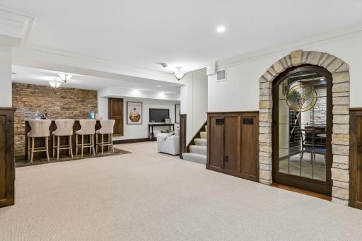 2204 W Lake Of The Isles Parkway, Minneapolis, MN 55405