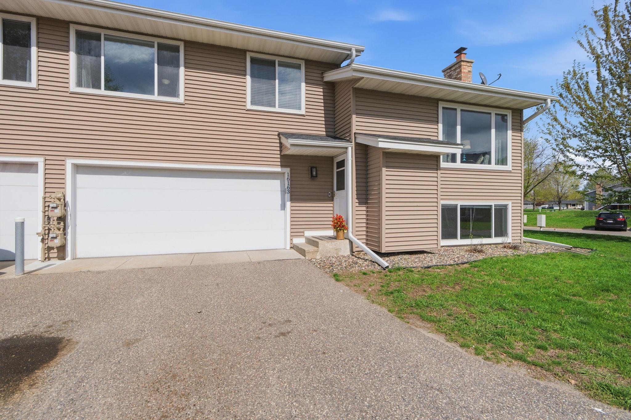 Welcome to this great townhome right on the border of Lakeville, Rosemount, and Apple Valley