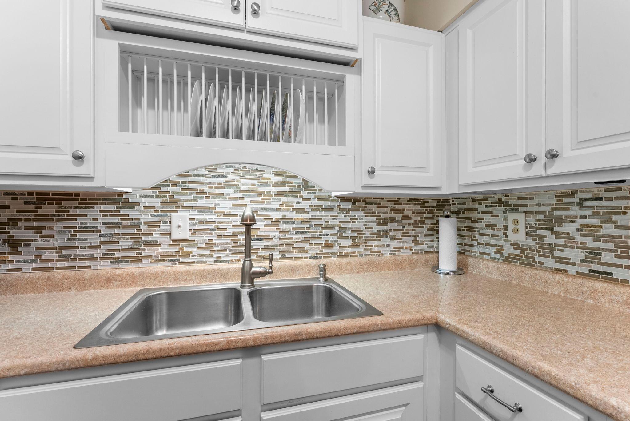 15-web-or-mls-1150 Dellwood St S 306-98.jpg