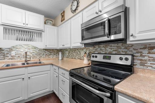 16-web-or-mls-1150 Dellwood St S 306-103.jpg