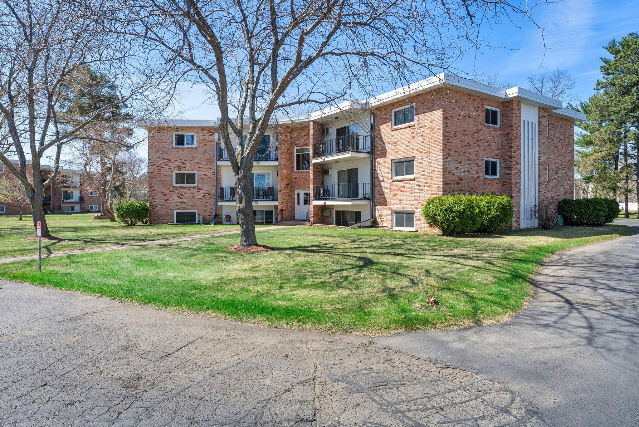 4-web-or-mls-1150 Dellwood St S 306-33.jpg