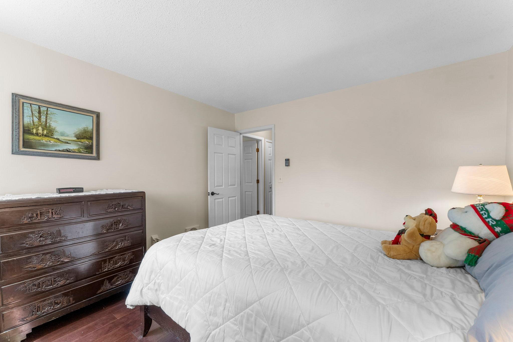 26-web-or-mls-1150 Dellwood St S 306-153.jpg