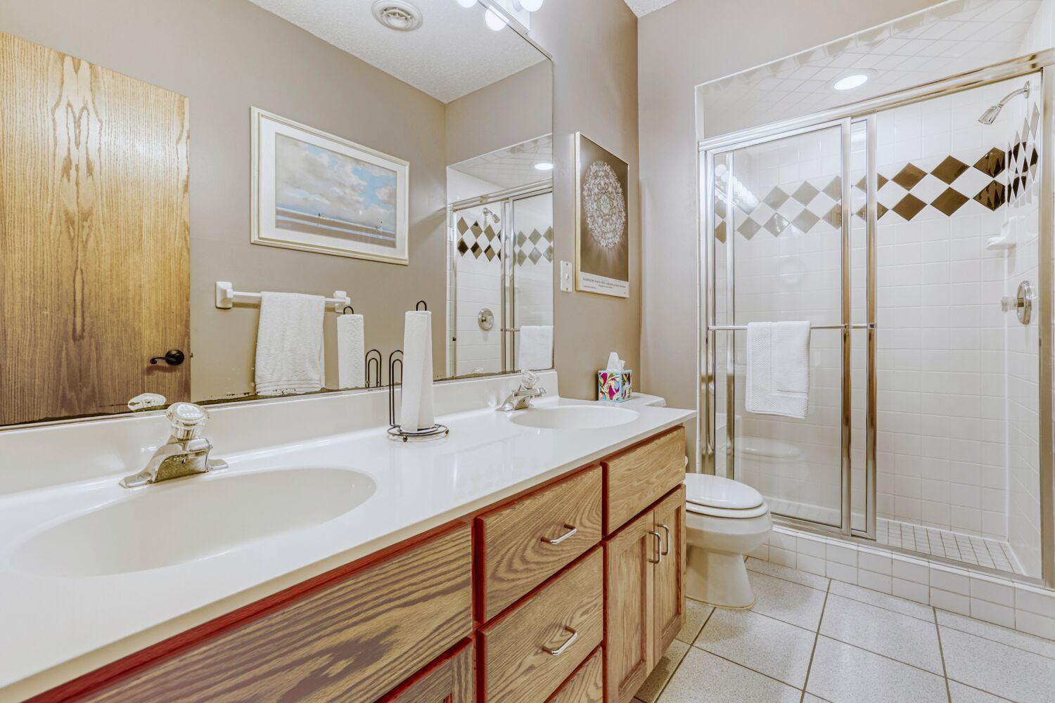 7945 Ranchview Ln N - Web Quality - 025 - 25 Bathroom.jpg