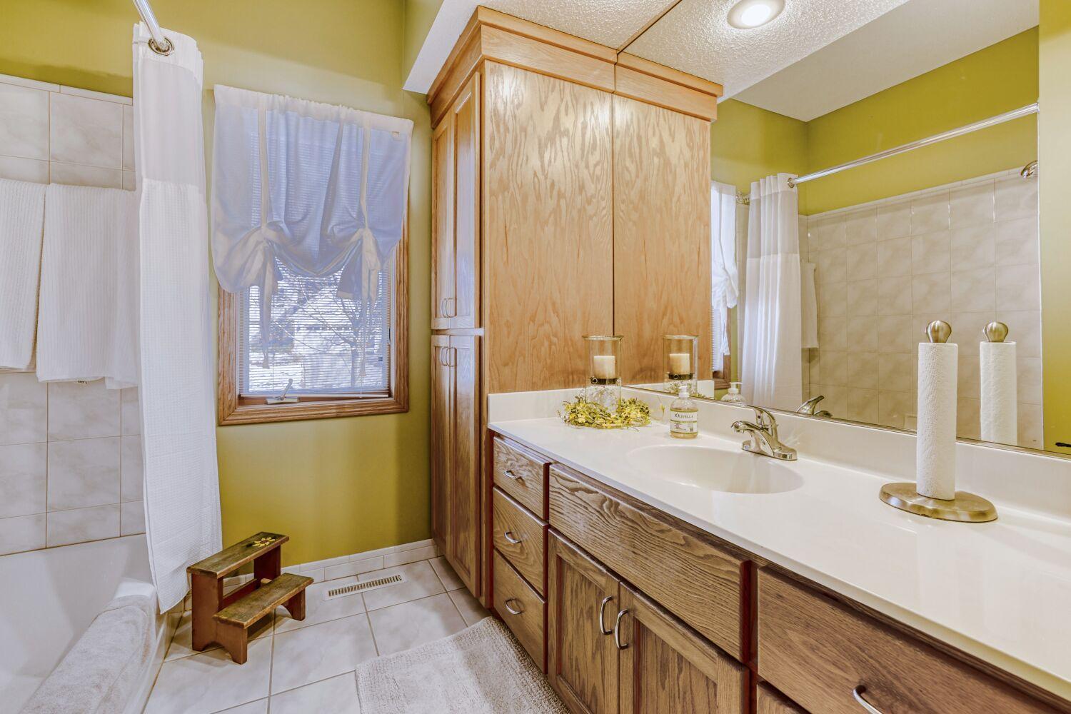 7945 Ranchview Ln N - Web Quality - 024 - 24 Bathroom.jpg