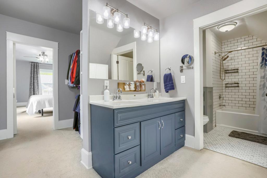 1018 7th St S - MLS Sized - 027 - 23 Primary Bathroom.jpg