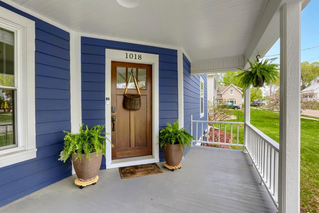 1018 7th St S - MLS Sized - 006 - 03 Exterior Front.jpg
