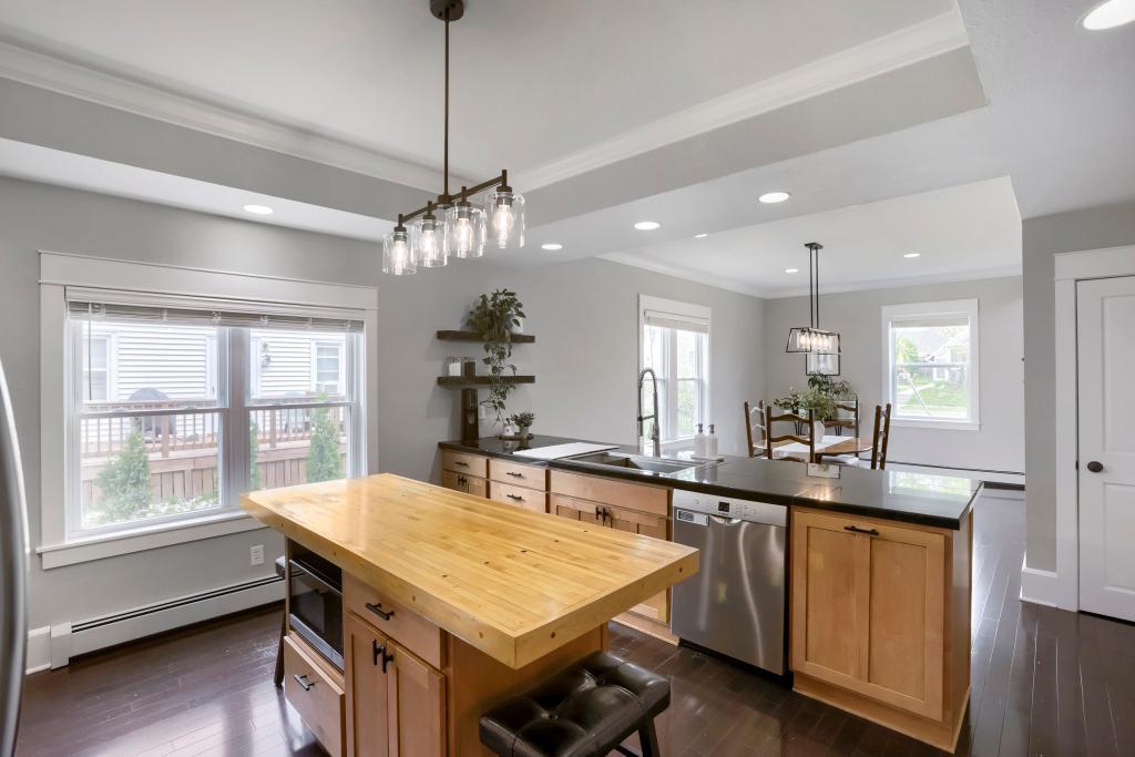 1018 7th St S - MLS Sized - 018 - 14 Kitchen.jpg
