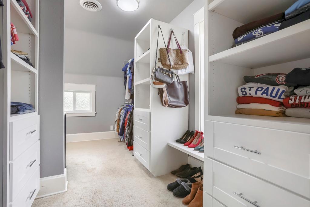 1018 7th St S - MLS Sized - 009 - 05 Foyer.jpg