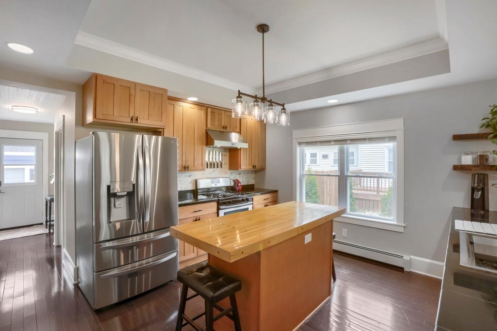 1018 7th St S - MLS Sized - 017 - 13 Kitchen.jpg