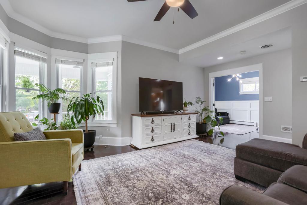 1018 7th St S - MLS Sized - 011 - 07 Living Room.jpg