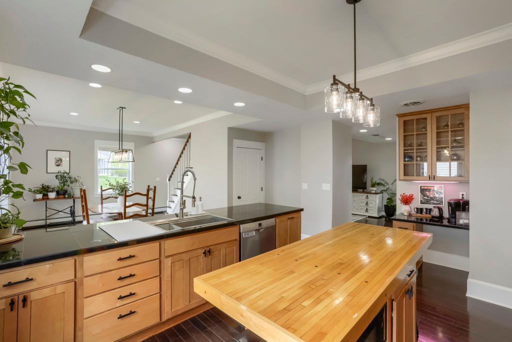 1018 7th St S - MLS Sized - 019 - 15 Kitchen.jpg