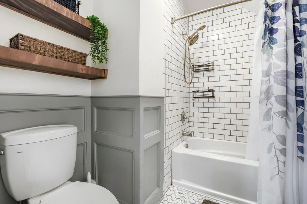 1018 7th St S - MLS Sized - 028 - 24 Primary Bathroom.jpg