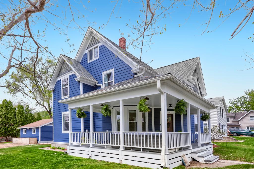 1018 7th St S - MLS Sized - 004 - 02 Exterior Front.jpg