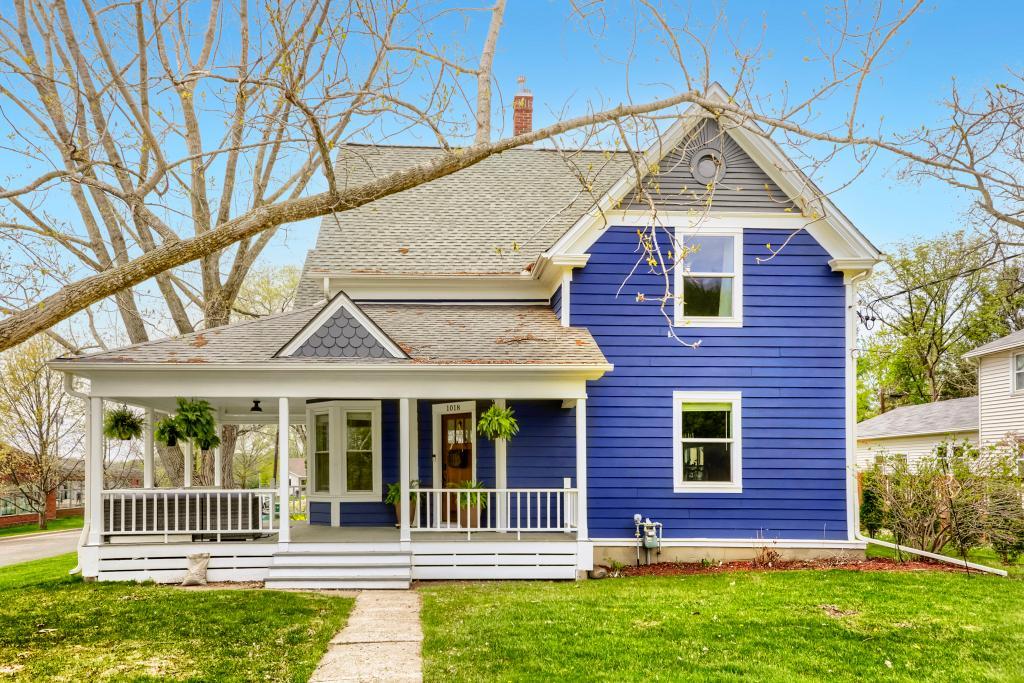 1018 7th St S - MLS Sized - 001 - 01 Exterior Front.jpg