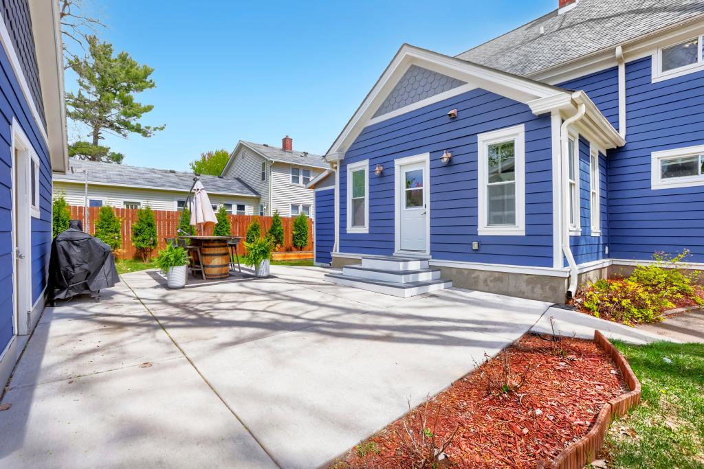 1018 7th St S - MLS Sized - 031 - 27 Exterior Rear.jpg
