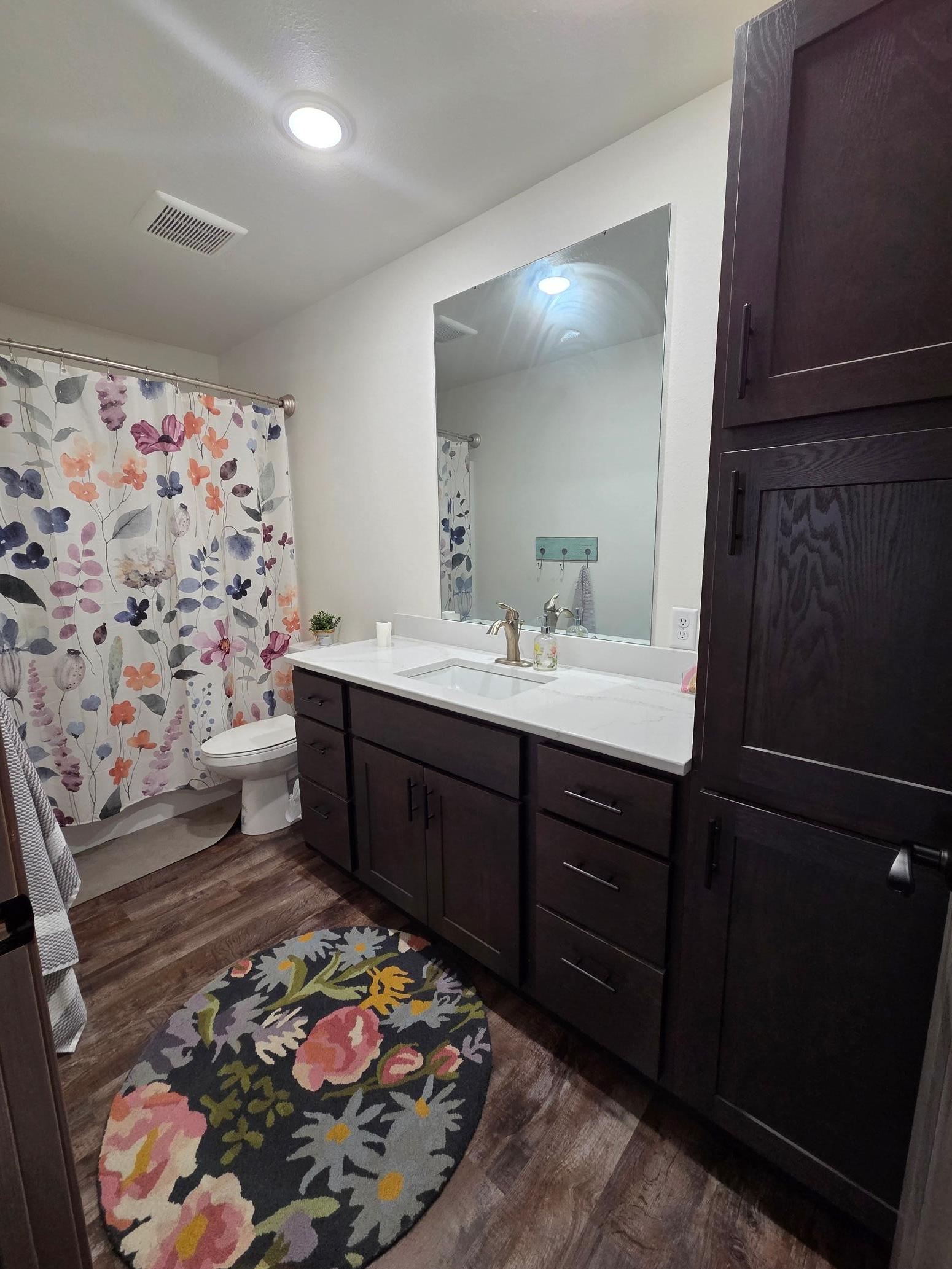 Main floor bathroom - full bathroom.jpg