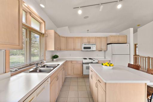 8914 Hilloway Road, Eden Prairie, MN 55347