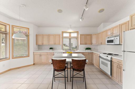 8914 Hilloway Road, Eden Prairie, MN 55347