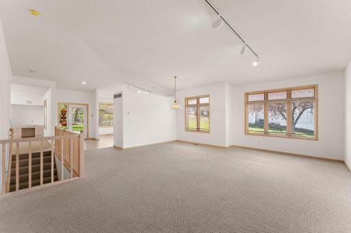 8914 Hilloway Road, Eden Prairie, MN 55347