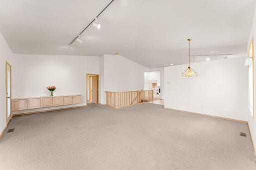 8914 Hilloway Road, Eden Prairie, MN 55347