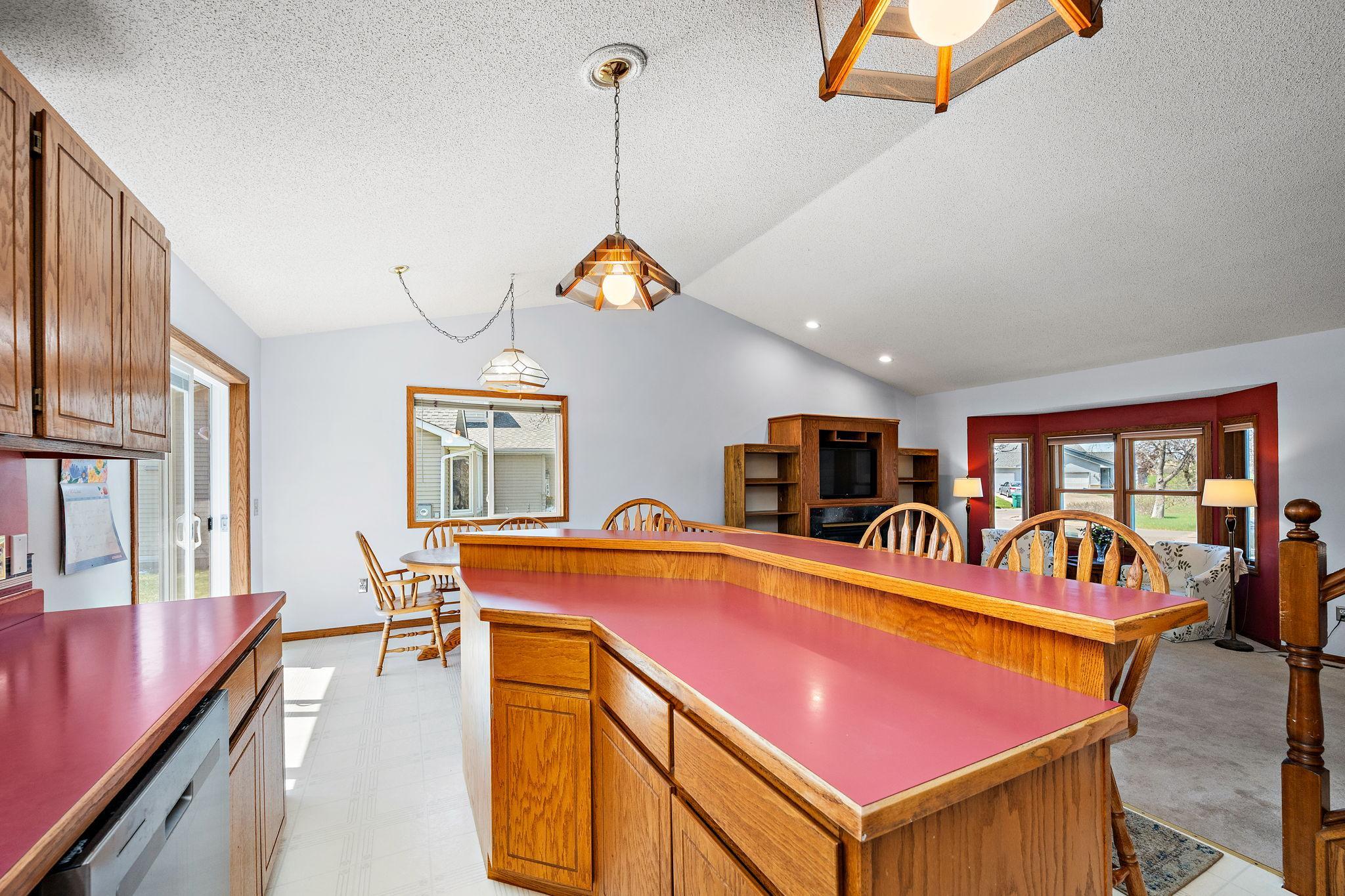 6-web-or-mls-9237-queens-garden-n.jpg