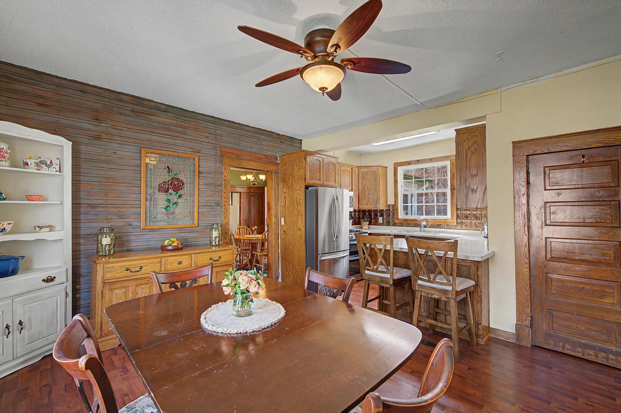 Casual dining, breakfast bar, or formal dining room...? You have options!
