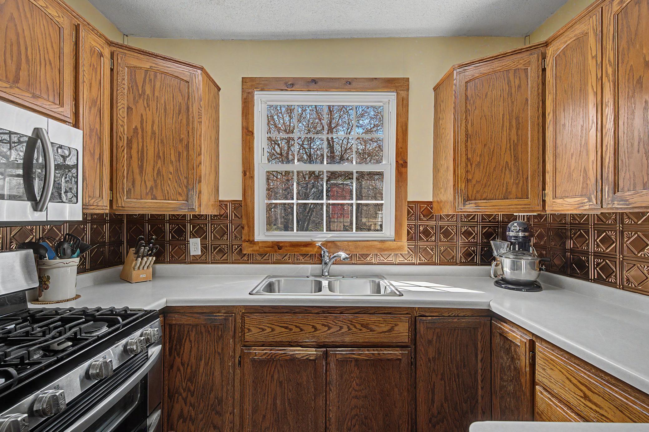 A double oven in the sunfilled kitchen is a perfect ammenty to hosting meals for your loved ones