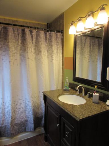 Upstairs Full Bathroom