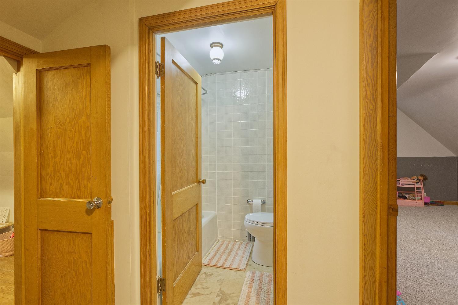 Upper level full bath