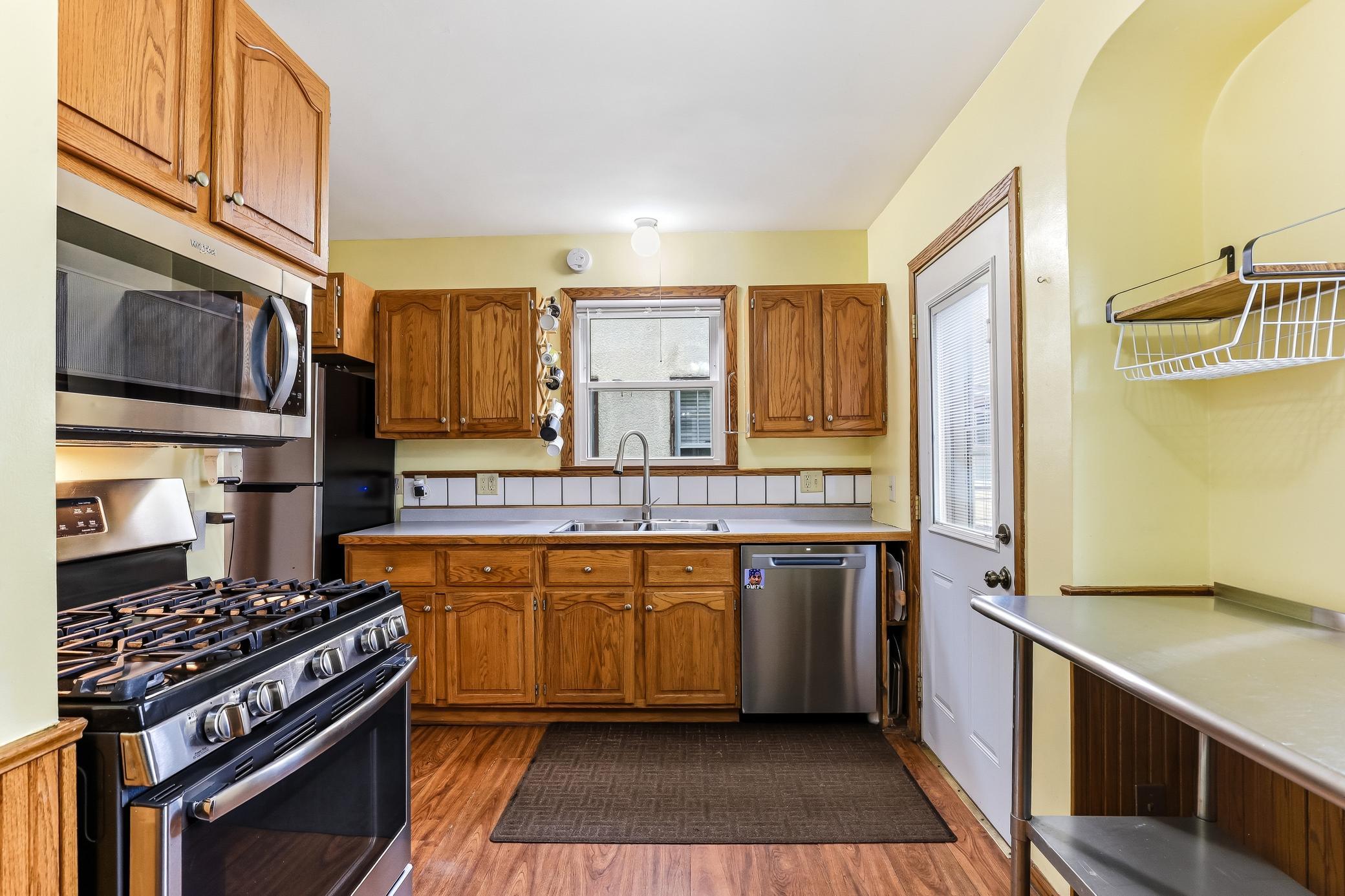 Kitchen has plenty of cabinetry and is great for any chef!