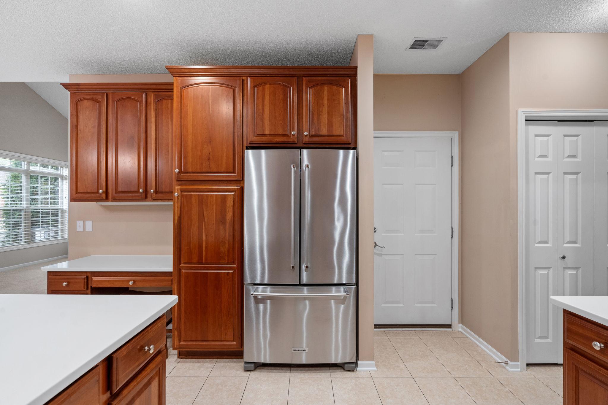 Lots of cabinet space in the kitchen