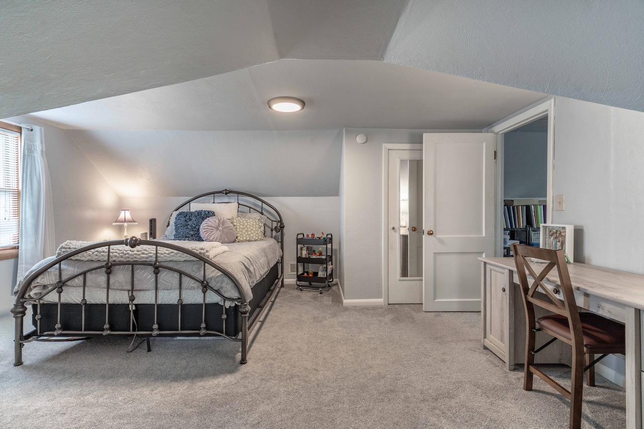 19 UpstairsBedroom.jpeg