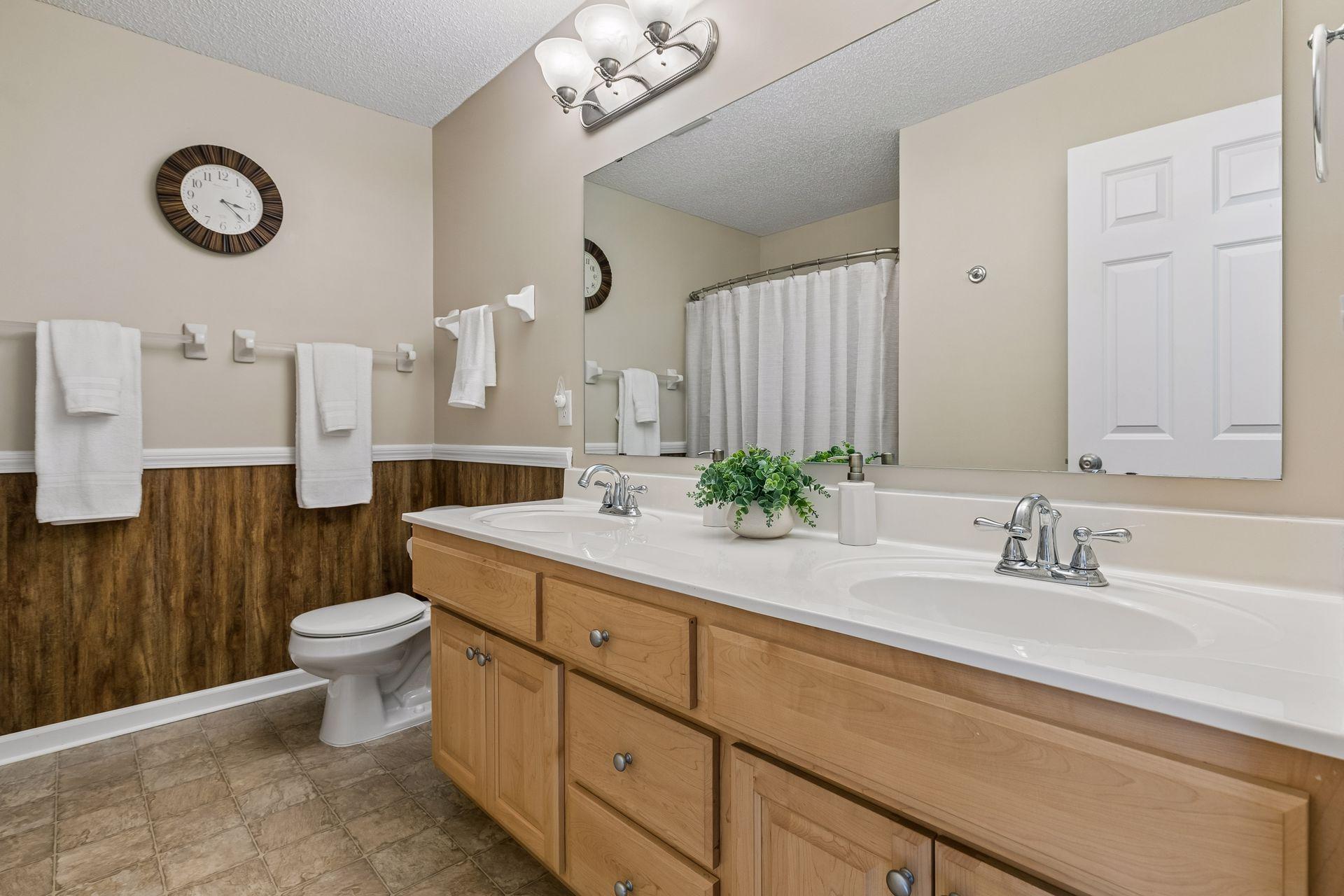 Upstairs Full Bathroom