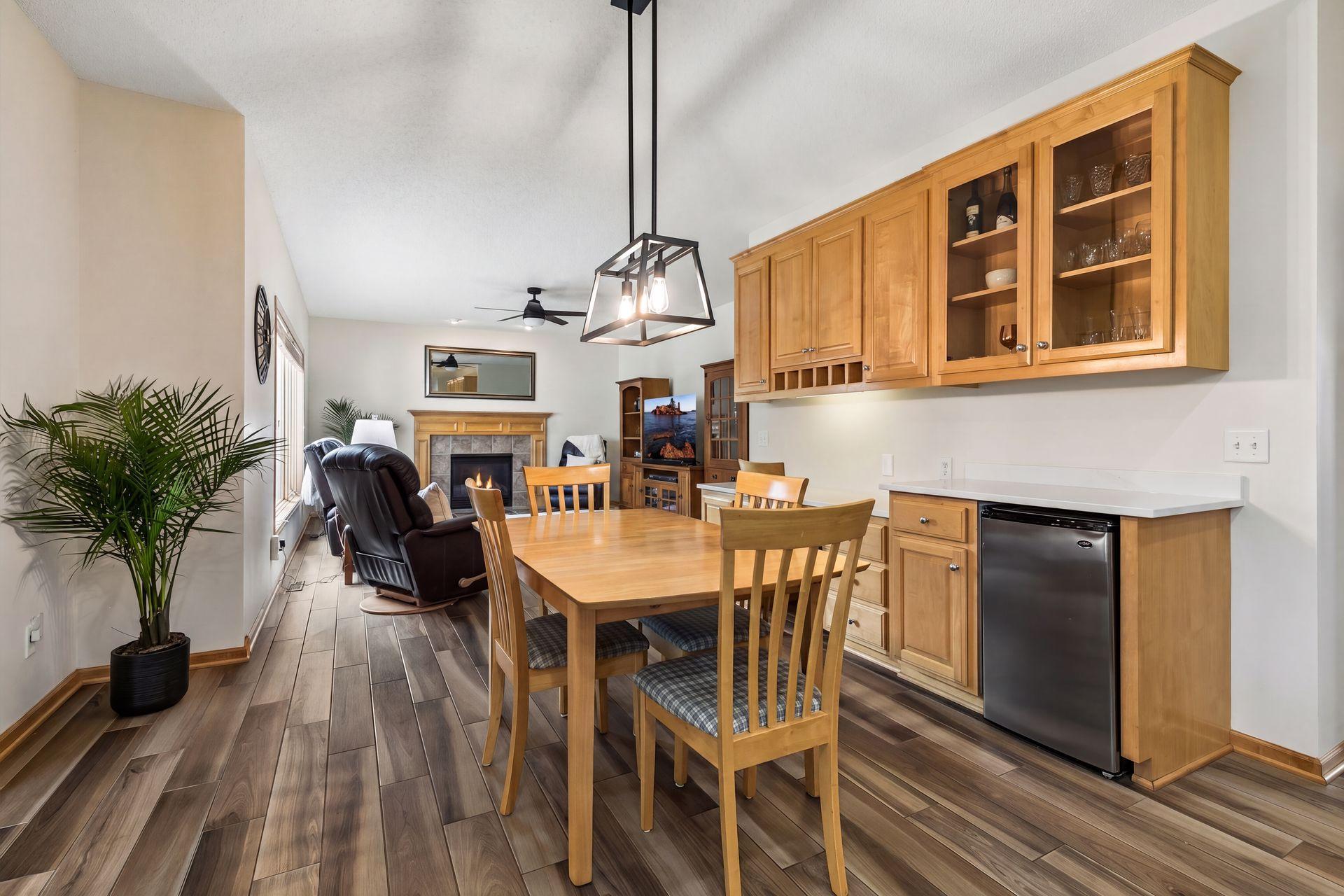 Eat in Kitchen and Beverage Area