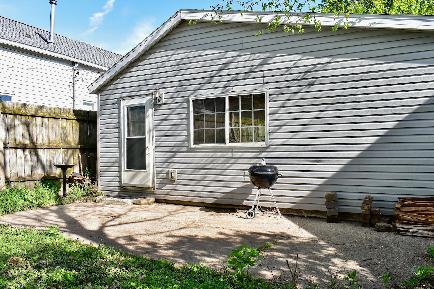 16 Back Patio.jpg