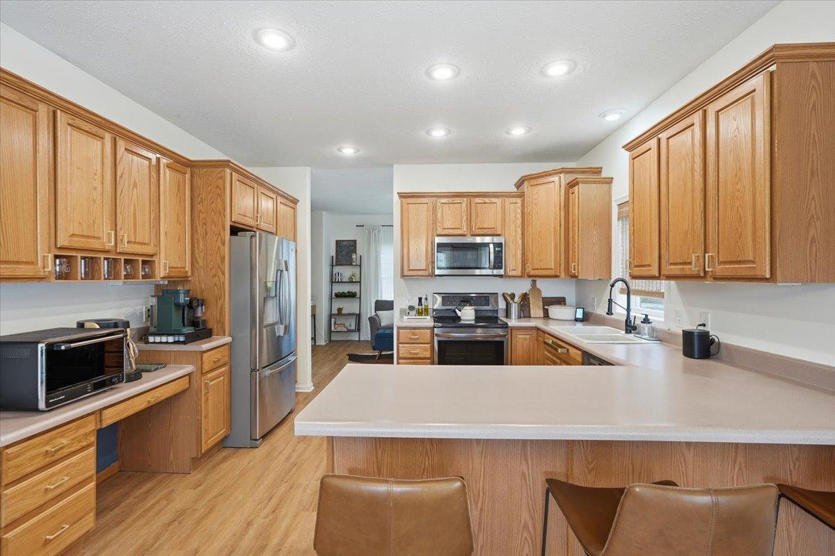 The kitchen peninsula is the perfect zone for quick morning breakfasts or late night conversations with friends.