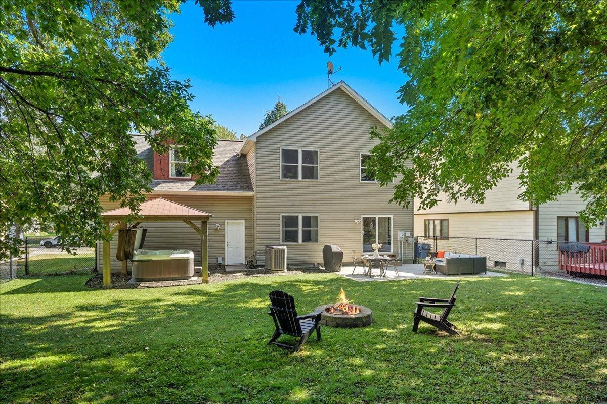 Entertaining spaces seamlessly flowing from inside to outside.